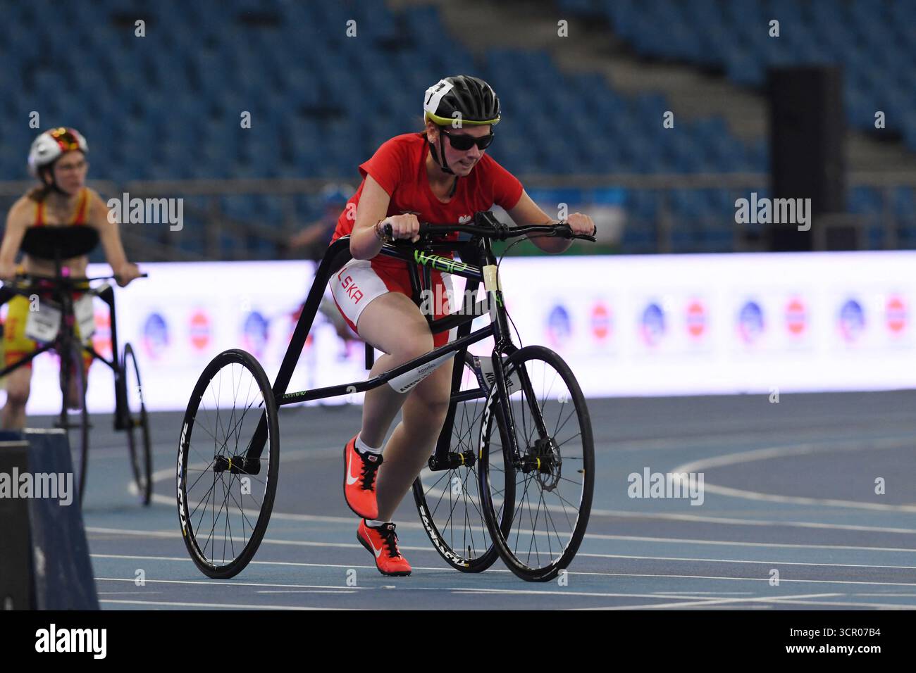 Neu-Delhi, Indien. September 2025. Magdalena Andruszkiewicz aus Polen tritt am 28. September 2025 im JLN-Stadion in Neu-Delhi im 400-m-T72-Finale der Frauen während der World Para Athletics 2025 an. Foto: Anshuman Akash/ABACAPRESS.COM Credit: Abaca Press/Alamy Live News Stockfoto
