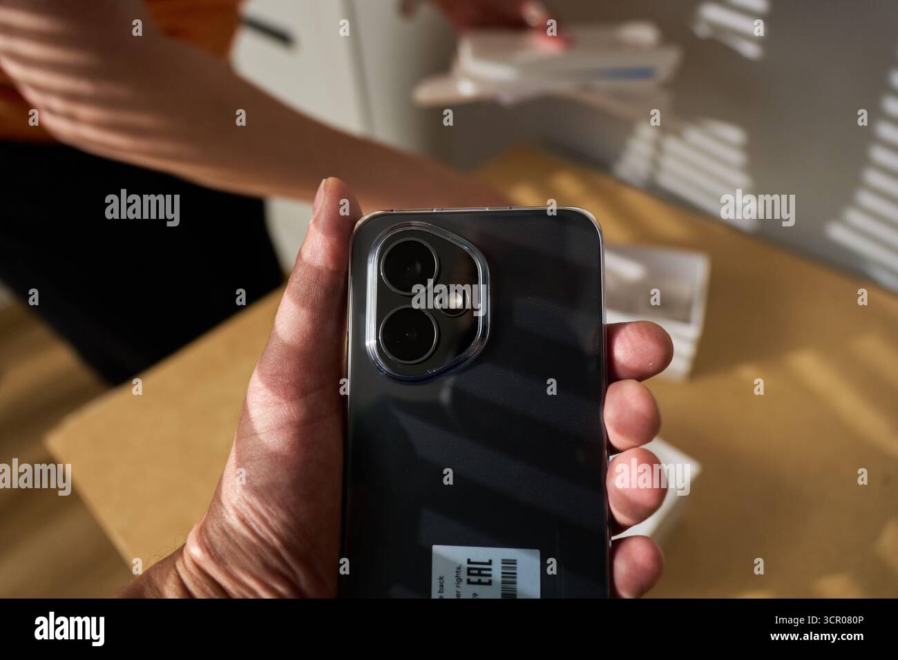 Tyumen, Russland, 15. August 2025: Honor 400 unterstützt Mobilfunknetze bis 5G, zwei Bänder von Wi-Fi 6 und Bluetooth 5,4 Stockfoto