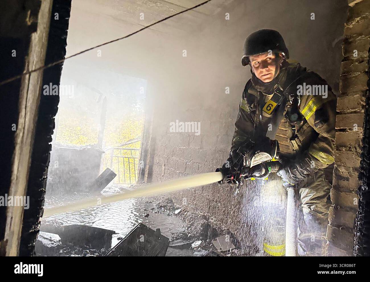 Kiew, Ukraine. September 2025. Ukrainische Rettungskräfte arbeiten an der Stelle schwer beschädigter Wohngebäude nach einem russischen Luftangriff am Stadtrand von Kiew am Sonntag, den 28. September 2025. Der Angriff dauerte über 12 Stunden, und Russland startete fast 500 Drohnen und über 40 Raketen, so Präsident Wolodymyr Zelenski. Foto von ukrainischem staatlichen Notdienst/UPI Credit: UPI/Alamy Live News Stockfoto