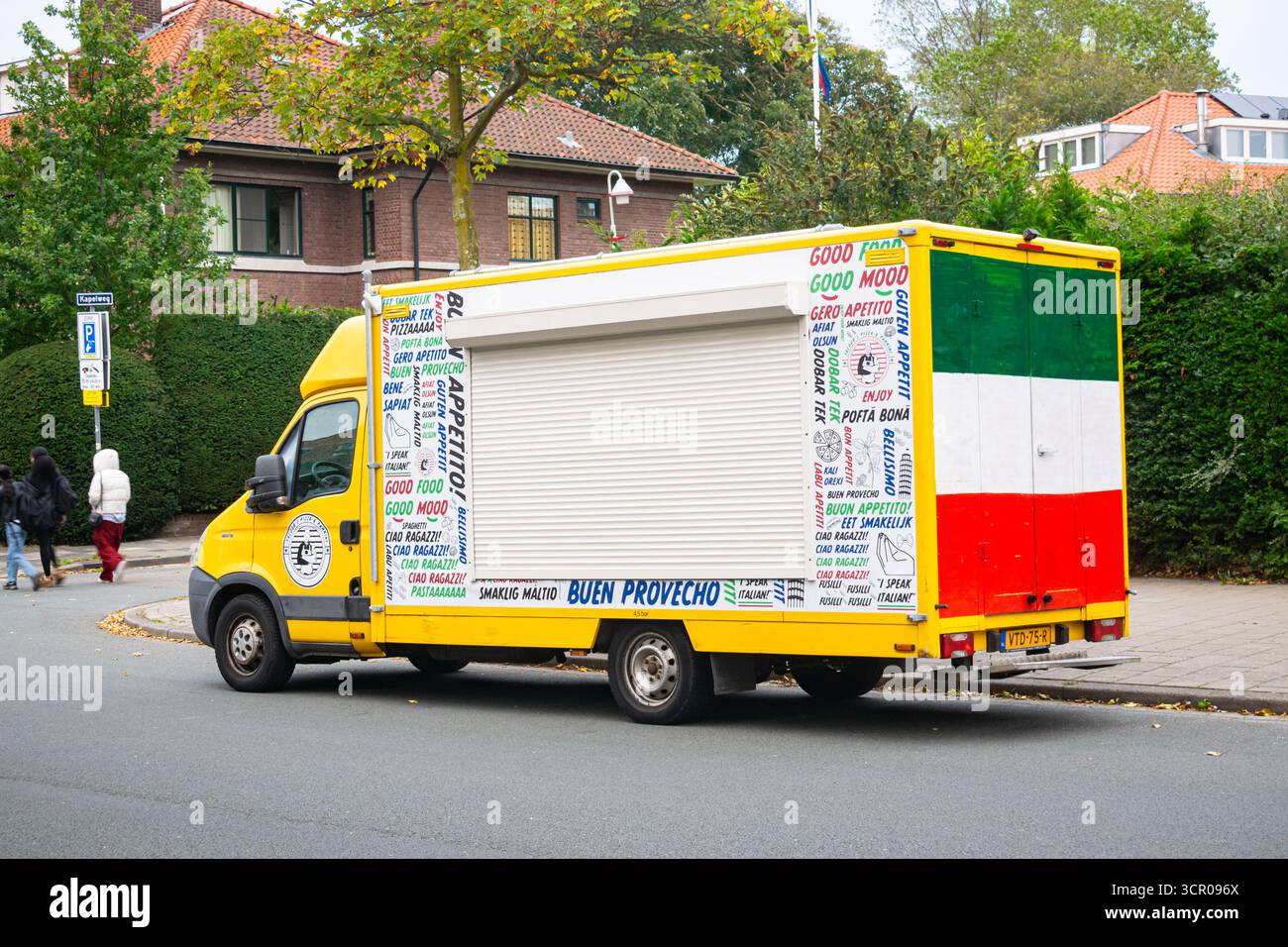 Farbenfroher italienischer Food Truck parkt in einer ruhigen Straße und serviert authentische Gerichte für unterwegs Stockfoto