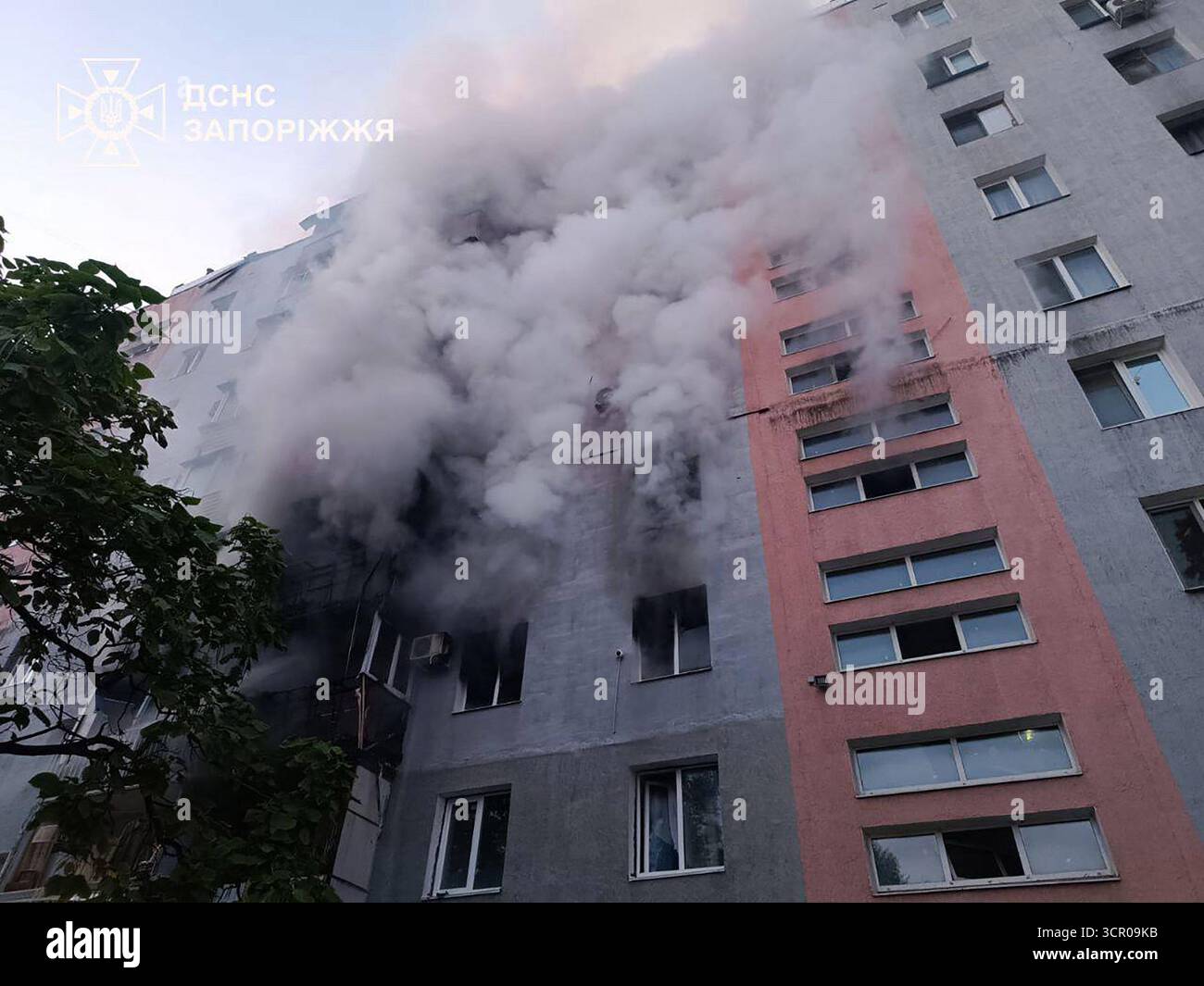 Kiew, Ukraine. September 2025. Ein Wohngebäude brennt nach einem russischen Luftangriff am Stadtrand von Kiew am Sonntag, dem 28. September 2025. Der Angriff dauerte über 12 Stunden, und Russland startete fast 500 Drohnen und über 40 Raketen, so Präsident Wolodymyr Zelenski. Foto von ukrainischem staatlichen Notdienst/UPI Credit: UPI/Alamy Live News Stockfoto