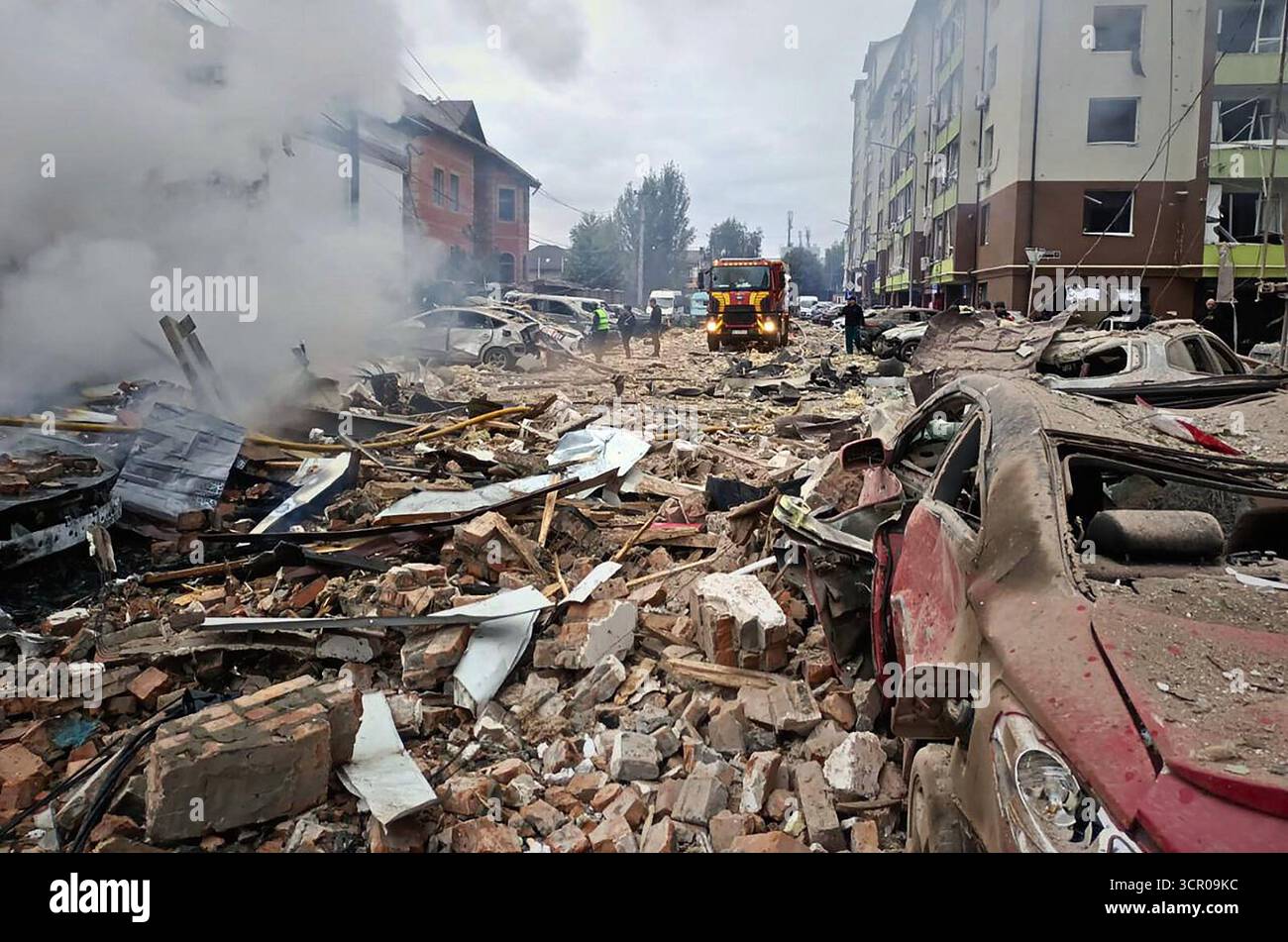 Kiew, Ukraine. September 2025. Trümmer sind an der Stelle schwer beschädigter Wohngebäude nach einem russischen Luftangriff am Stadtrand von Kiew am Sonntag, dem 28. September 2025, zu sehen. Der Angriff dauerte über 12 Stunden, und Russland startete fast 500 Drohnen und über 40 Raketen, so Präsident Wolodymyr Zelenski. Foto von ukrainischem staatlichen Notdienst/UPI Credit: UPI/Alamy Live News Stockfoto