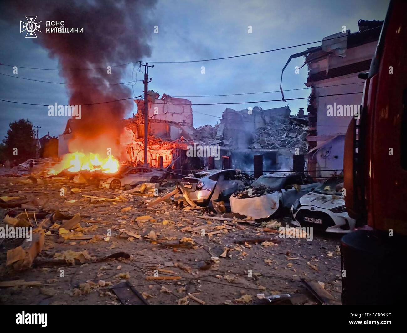 Kiew, Ukraine. September 2025. Nach einem russischen Luftangriff am Stadtrand von Kiew am Sonntag, dem 28. September 2025, brannten die Brände an der Stelle schwer beschädigter Wohngebäude. Der Angriff dauerte über 12 Stunden, und Russland startete fast 500 Drohnen und über 40 Raketen, so Präsident Wolodymyr Zelenski. Foto von ukrainischem staatlichen Notdienst/UPI Credit: UPI/Alamy Live News Stockfoto