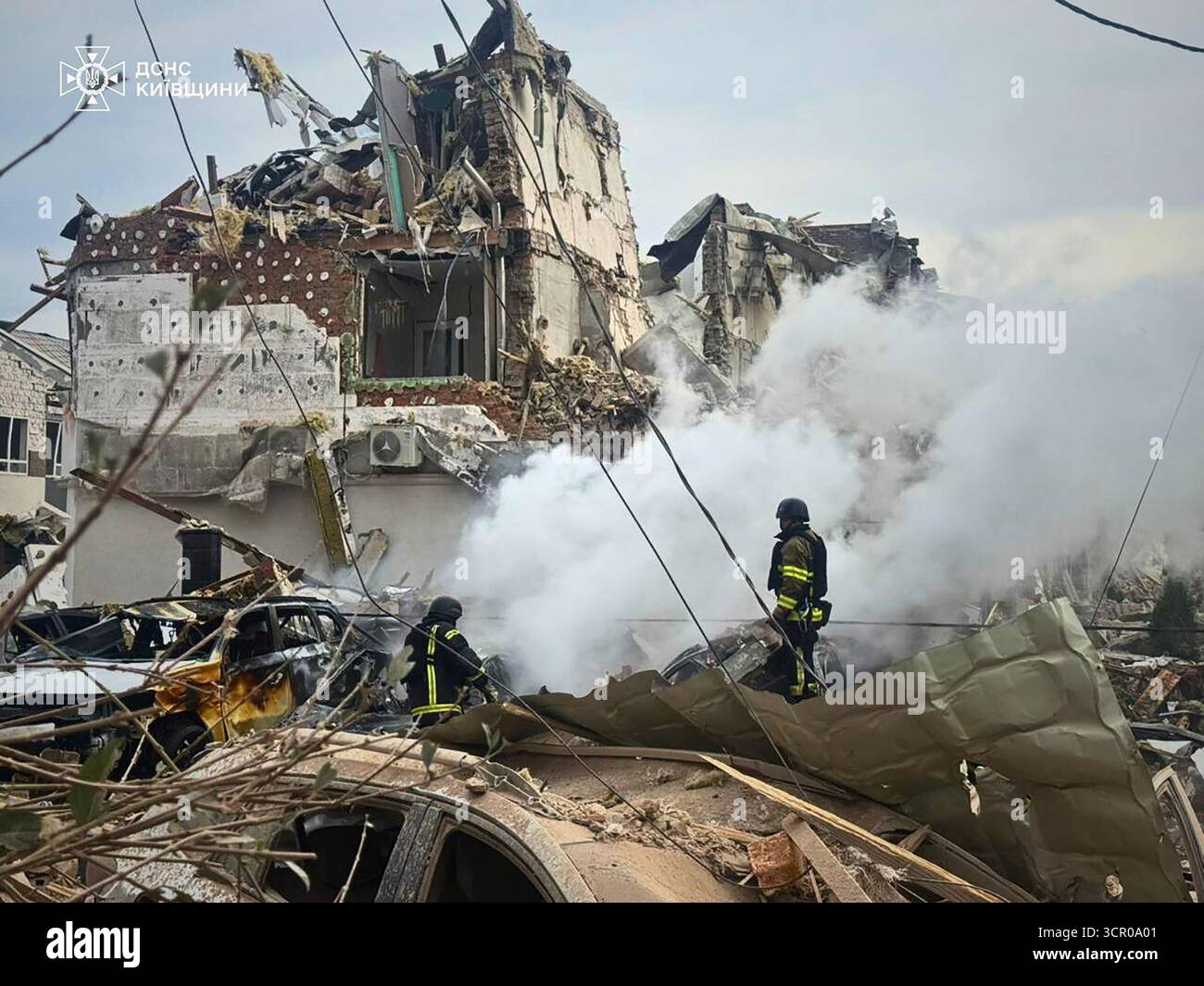 Kiew, Ukraine. September 2025. Ukrainische Rettungskräfte arbeiten an der Stelle schwer beschädigter Wohngebäude nach einem russischen Luftangriff am Stadtrand von Kiew am Sonntag, den 28. September 2025. Der Angriff dauerte über 12 Stunden, und Russland startete fast 500 Drohnen und über 40 Raketen, so Präsident Wolodymyr Zelenski. Foto von ukrainischem staatlichen Notdienst/UPI Credit: UPI/Alamy Live News Stockfoto