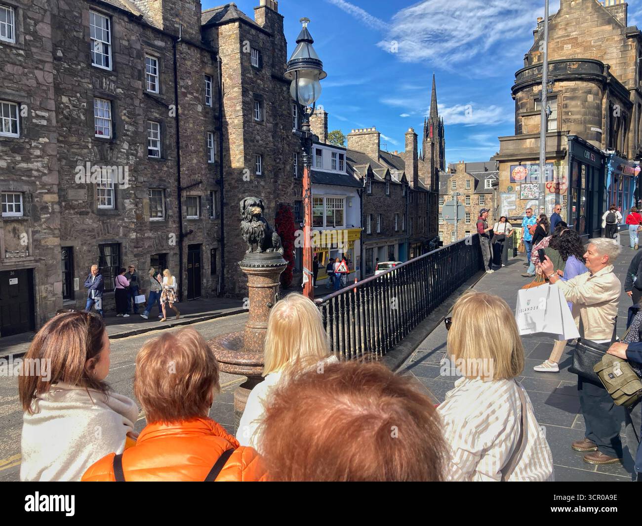 Besucher der Greyfriars Bobby Statue, King George IV Bridge, Edinburgh Schottland - Smartphone-aufgenommenes Stockfoto