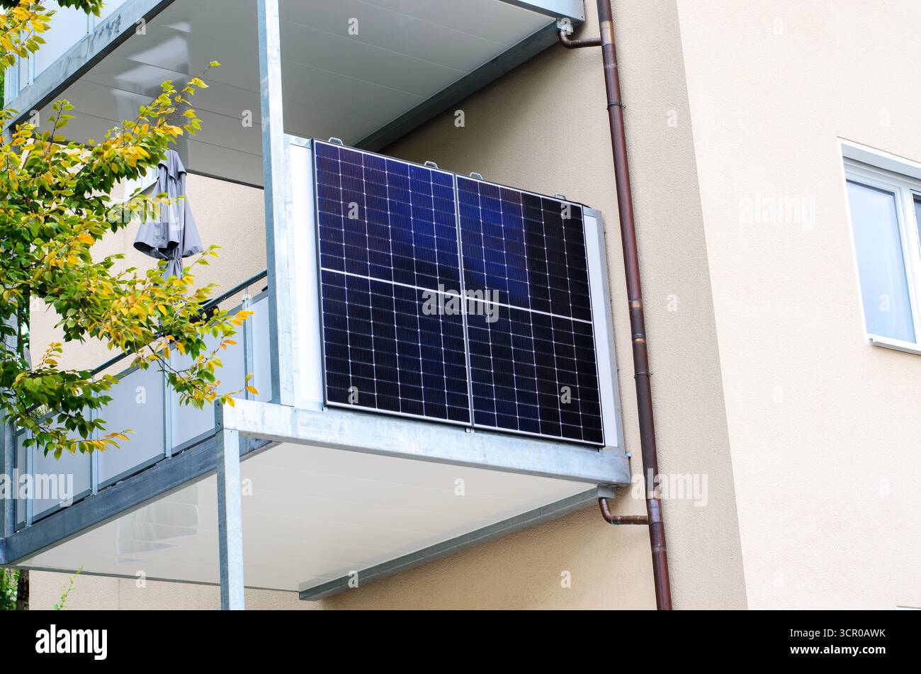 Mikro-Solarpaneele auf dem Balkon eines modernen Apartmentgebäudes Stockfoto