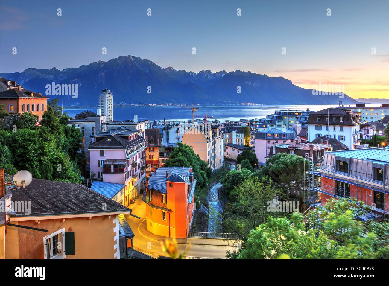 Blick auf Montreux von der Rue du Pont in der Altstadt (Vieux Montreux) mit den französischen Alpen mit Blick auf den Leman-See (Genfersee) während einer schönen Fu Stockfoto