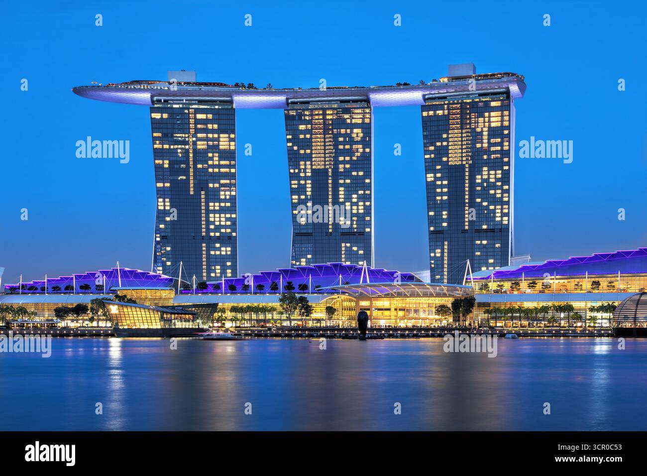 Blick auf den berühmten Marina Bay Sands in Singapur bei Sonnenuntergang, ein integriertes Resort, das 2010 nach dem Entwurf von Moshe Safdie fertiggestellt wurde. Stockfoto