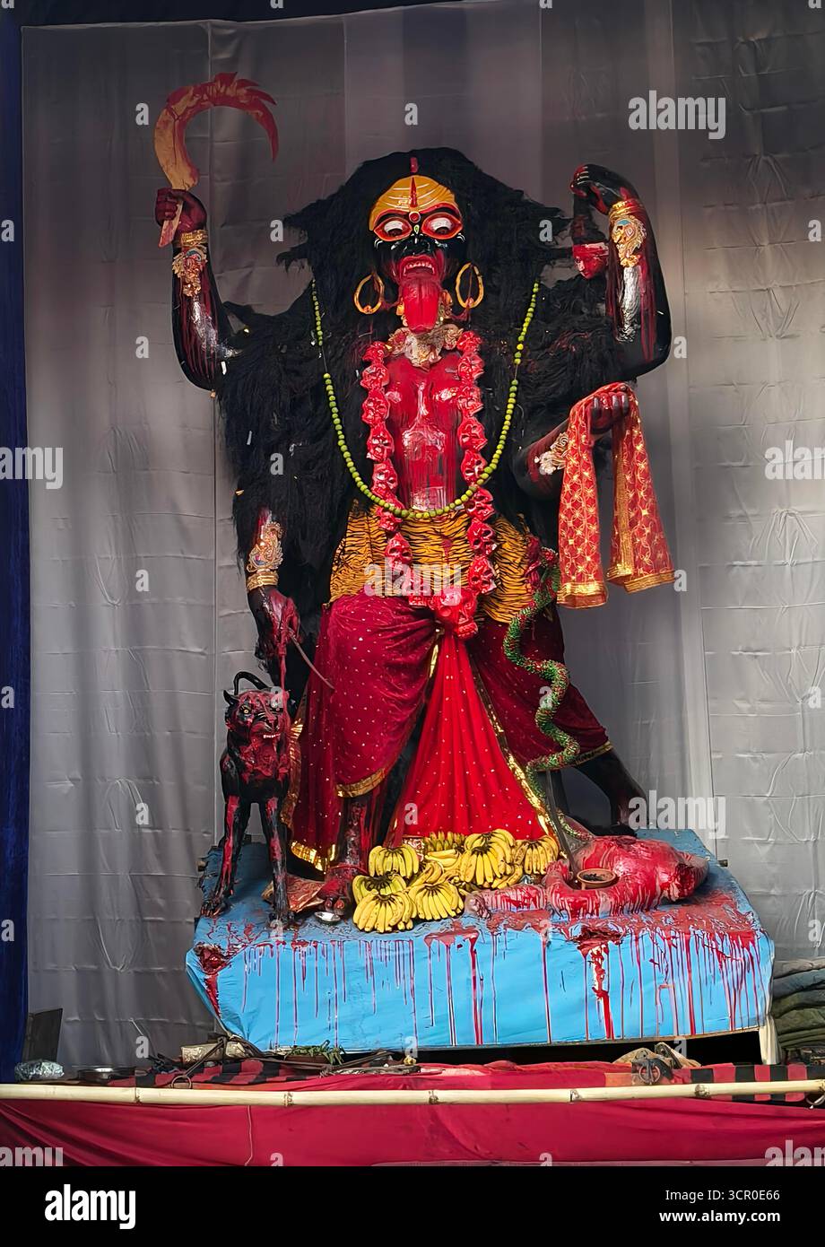Idol der Göttin Devi Durga in einer dekorierten Puja Pandal ist Durga Puja ein berühmtes und großes religiöses traditionelles Festival des Hinduismus, das gefeiert wird Stockfoto