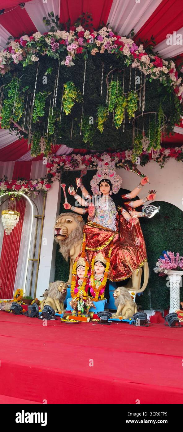 Idol der Göttin Devi Durga in einer dekorierten Puja Pandal ist Durga Puja ein berühmtes und großes religiöses traditionelles Festival des Hinduismus, das gefeiert wird Stockfoto