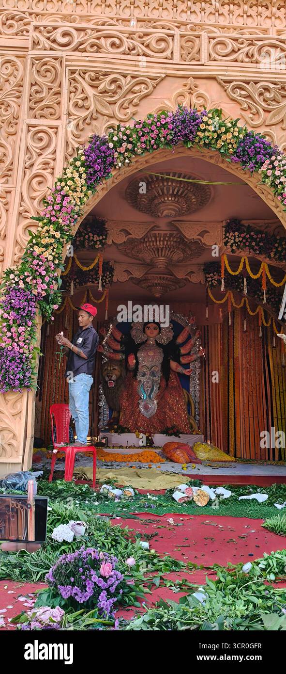 Idol der Göttin Devi Durga in einer dekorierten Puja Pandal ist Durga Puja ein berühmtes und großes religiöses traditionelles Festival des Hinduismus, das gefeiert wird Stockfoto