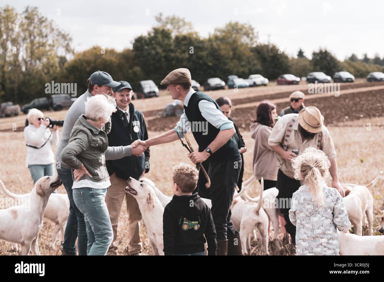 Houndsman mit Hunden beim Pflügen-Spiel in West Sussex in den South Downs in England, Großbritannien Stockfoto