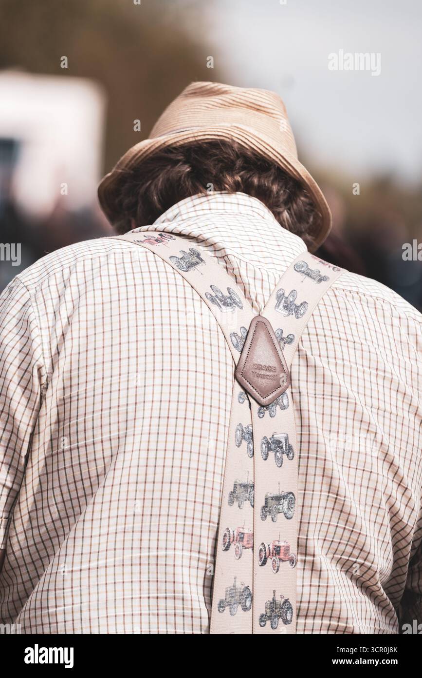 Alte Traktoren und Bauern beim Pflügen in West Sussex in den South Downs. Stockfoto