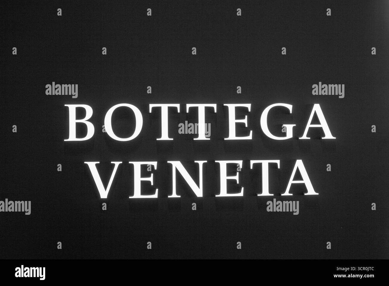 Das „BOTTEGA VENETA“-Logo zeigt weiße Buchstaben auf schwarzem Hintergrund, die die Individualität der Marke betonen. Bangkok, Thailand - 26. März 2024 Stockfoto