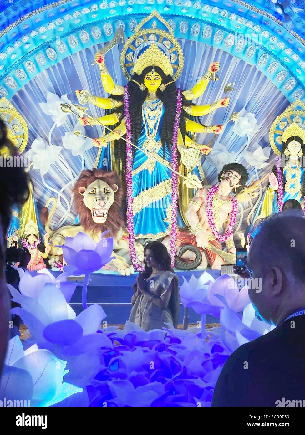GHAZIABAD, INDIEN – 28. SEPTEMBER: Gläubige, die das Gebet während der Durga-Puja-Feier Shipra suncity Indirapuram am 28. September 2025 in Ghaziabad, Indien, darbrachten. Foto: Sakib Ali/Hindustan Times Durga Puja 2025 Stockfoto