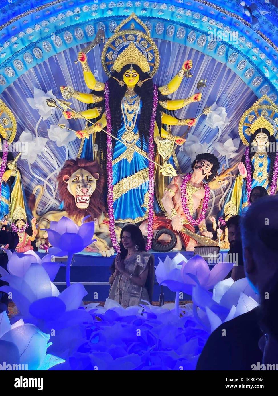 GHAZIABAD, INDIEN – 28. SEPTEMBER: Gläubige, die das Gebet während der Durga-Puja-Feier Shipra suncity Indirapuram am 28. September 2025 in Ghaziabad, Indien, darbrachten. Foto: Sakib Ali/Hindustan Times Durga Puja 2025 Stockfoto