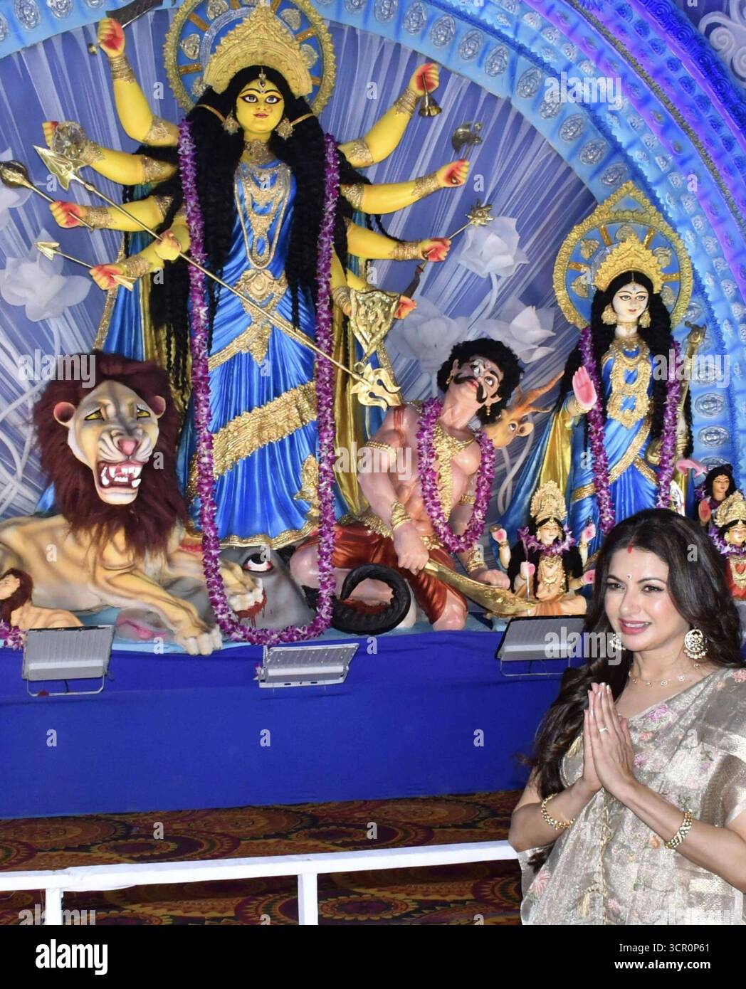 GHAZIABAD, INDIEN – 28. SEPTEMBER: Gläubige, die das Gebet während der Durga-Puja-Feier Shipra suncity Indirapuram am 28. September 2025 in Ghaziabad, Indien, darbrachten. Foto: Sakib Ali/Hindustan Times Durga Puja 2025 Stockfoto