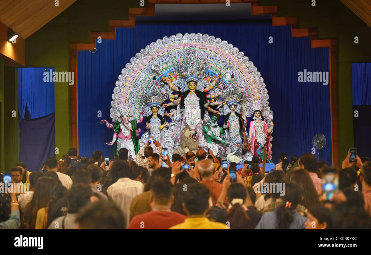 NOIDA, INDIEN – 28. SEPTEMBER: Sechster Tag Shashthi-Devotees verehren Göttin Durga im Noida Kale Bari Sektor 26, am 28. September 2025 in Noida, Indien. Der sechste Tag Shashthi ist ein bedeutender Tag des Festivals, an dem die Gläubigen die Göttin begrüßen und den Beginn der Feier markieren. Der sechste Tag, genannt Bodhan, beinhaltet Rituale, um die Göttin zu erwecken und sie als Gast willkommen zu heißen. Foto: Sunil Ghosh/Hindustan Times Durga Puja 2025 Stockfoto