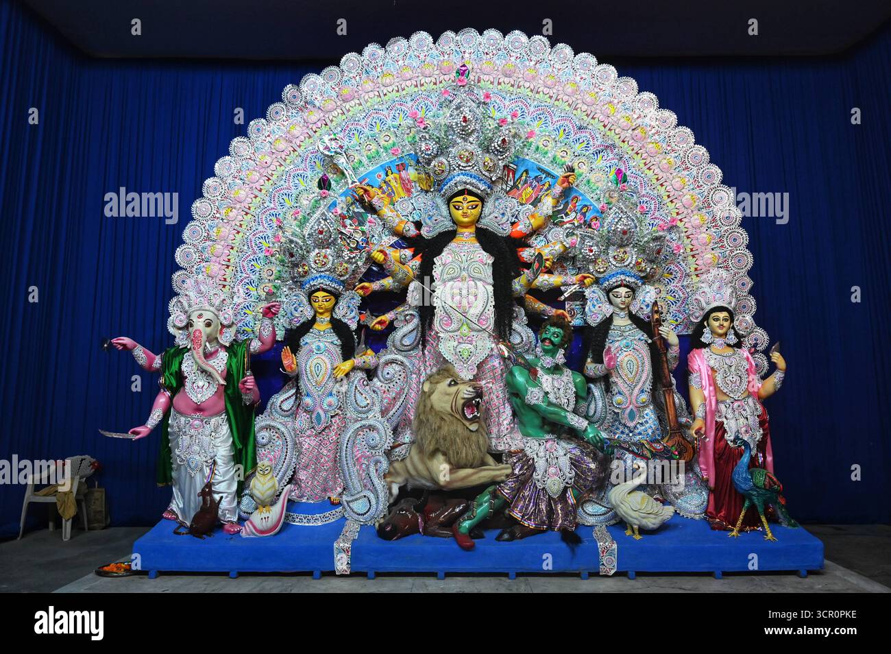 NOIDA, INDIEN – 28. SEPTEMBER: Sechster Tag Shashthi-Devotees verehren Göttin Durga im Noida Kale Bari Sektor 26, am 28. September 2025 in Noida, Indien. Der sechste Tag Shashthi ist ein bedeutender Tag des Festivals, an dem die Gläubigen die Göttin begrüßen und den Beginn der Feier markieren. Der sechste Tag, genannt Bodhan, beinhaltet Rituale, um die Göttin zu erwecken und sie als Gast willkommen zu heißen. Foto: Sunil Ghosh/Hindustan Times Durga Puja 2025 Stockfoto