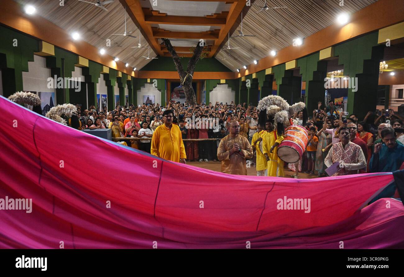 NOIDA, INDIEN – 28. SEPTEMBER: Sechster Tag Shashthi-Devotees verehren Göttin Durga im Noida Kale Bari Sektor 26, am 28. September 2025 in Noida, Indien. Der sechste Tag Shashthi ist ein bedeutender Tag des Festivals, an dem die Gläubigen die Göttin begrüßen und den Beginn der Feier markieren. Der sechste Tag, genannt Bodhan, beinhaltet Rituale, um die Göttin zu erwecken und sie als Gast willkommen zu heißen. Foto: Sunil Ghosh/Hindustan Times Durga Puja 2025 Stockfoto