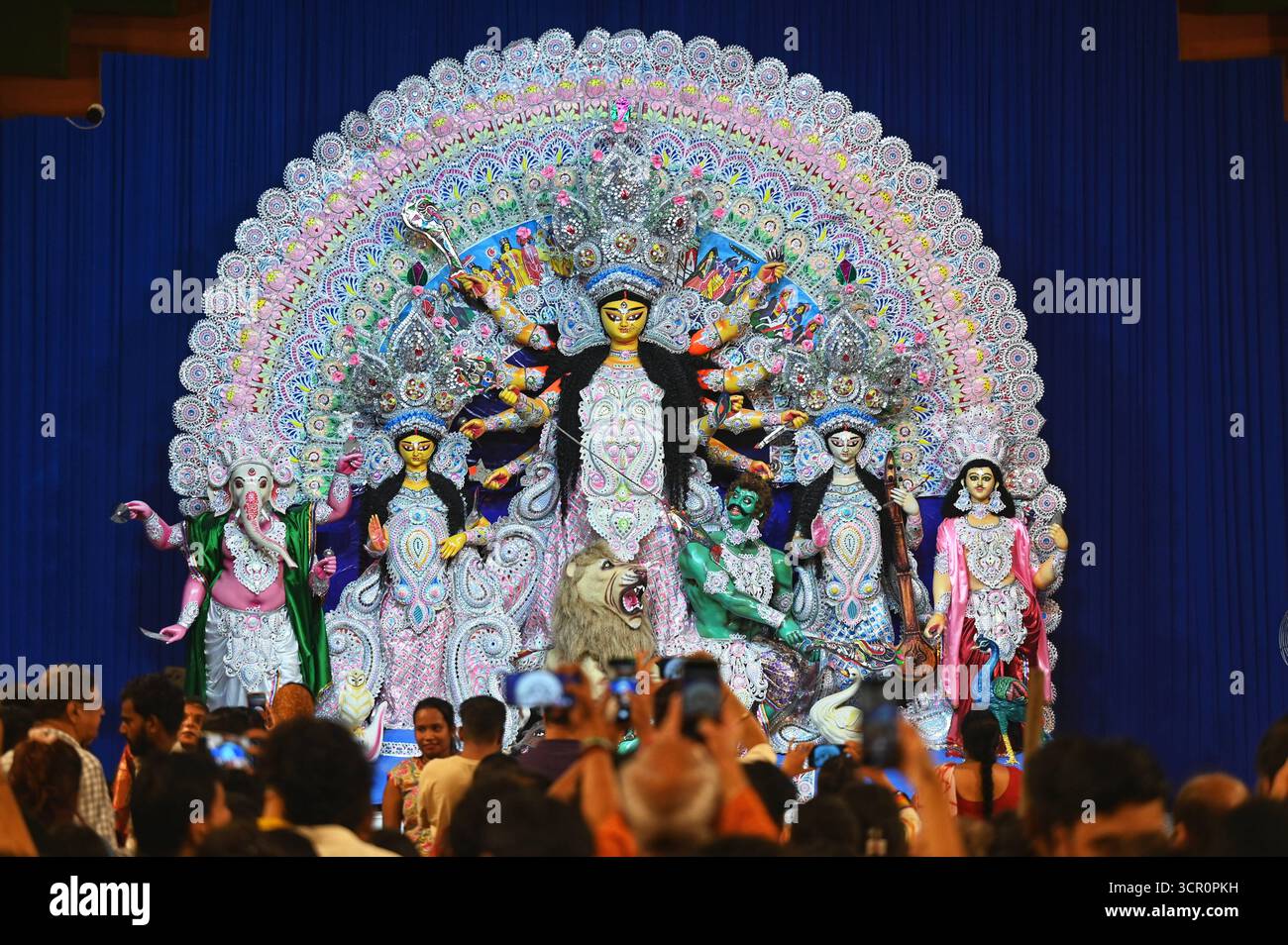 NOIDA, INDIEN – 28. SEPTEMBER: Sechster Tag Shashthi-Devotees verehren Göttin Durga im Noida Kale Bari Sektor 26, am 28. September 2025 in Noida, Indien. Der sechste Tag Shashthi ist ein bedeutender Tag des Festivals, an dem die Gläubigen die Göttin begrüßen und den Beginn der Feier markieren. Der sechste Tag, genannt Bodhan, beinhaltet Rituale, um die Göttin zu erwecken und sie als Gast willkommen zu heißen. Foto: Sunil Ghosh/Hindustan Times Durga Puja 2025 Stockfoto