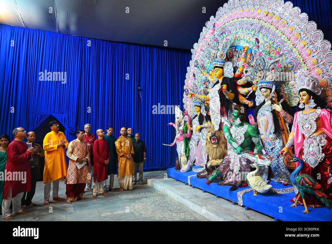 NOIDA, INDIEN – 28. SEPTEMBER: Sechster Tag Shashthi-Devotees verehren Göttin Durga im Noida Kale Bari Sektor 26, am 28. September 2025 in Noida, Indien. Der sechste Tag Shashthi ist ein bedeutender Tag des Festivals, an dem die Gläubigen die Göttin begrüßen und den Beginn der Feier markieren. Der sechste Tag, genannt Bodhan, beinhaltet Rituale, um die Göttin zu erwecken und sie als Gast willkommen zu heißen. Foto: Sunil Ghosh/Hindustan Times Durga Puja 2025 Stockfoto