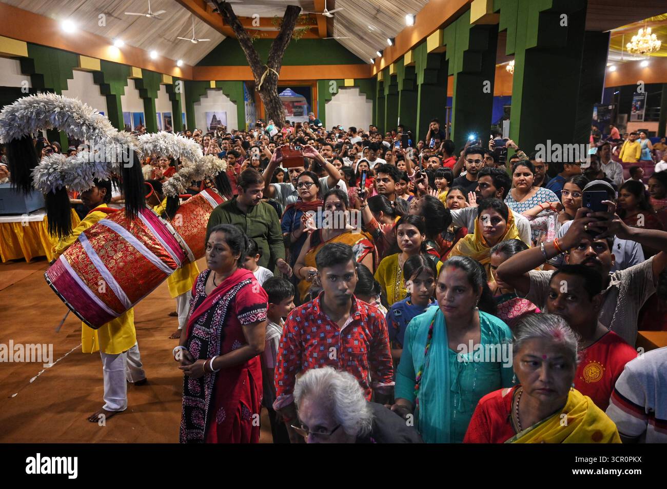 NOIDA, INDIEN – 28. SEPTEMBER: Sechster Tag Shashthi-Devotees verehren Göttin Durga im Noida Kale Bari Sektor 26, am 28. September 2025 in Noida, Indien. Der sechste Tag Shashthi ist ein bedeutender Tag des Festivals, an dem die Gläubigen die Göttin begrüßen und den Beginn der Feier markieren. Der sechste Tag, genannt Bodhan, beinhaltet Rituale, um die Göttin zu erwecken und sie als Gast willkommen zu heißen. Foto: Sunil Ghosh/Hindustan Times Durga Puja 2025 Stockfoto