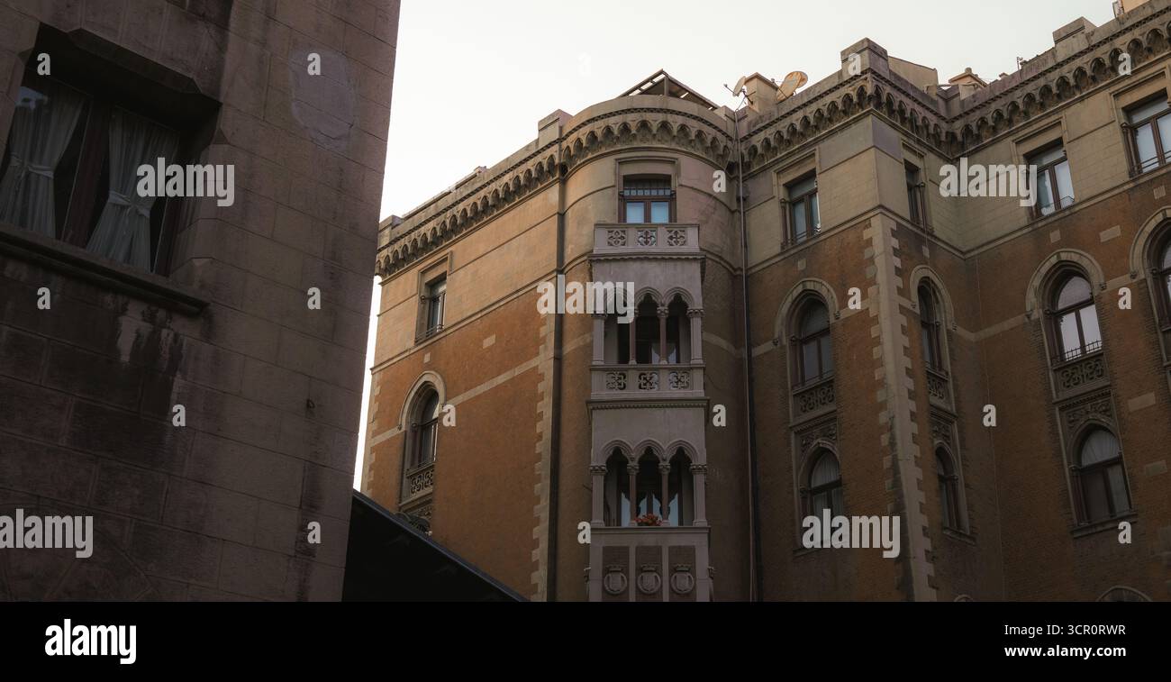 Historische gotische Architektur im Innenhof der Kirche St. Antonius von Padua, Istanbul. Fassade im alten europäischen Stil mit dekorativen Bögen und Balkon Stockfoto