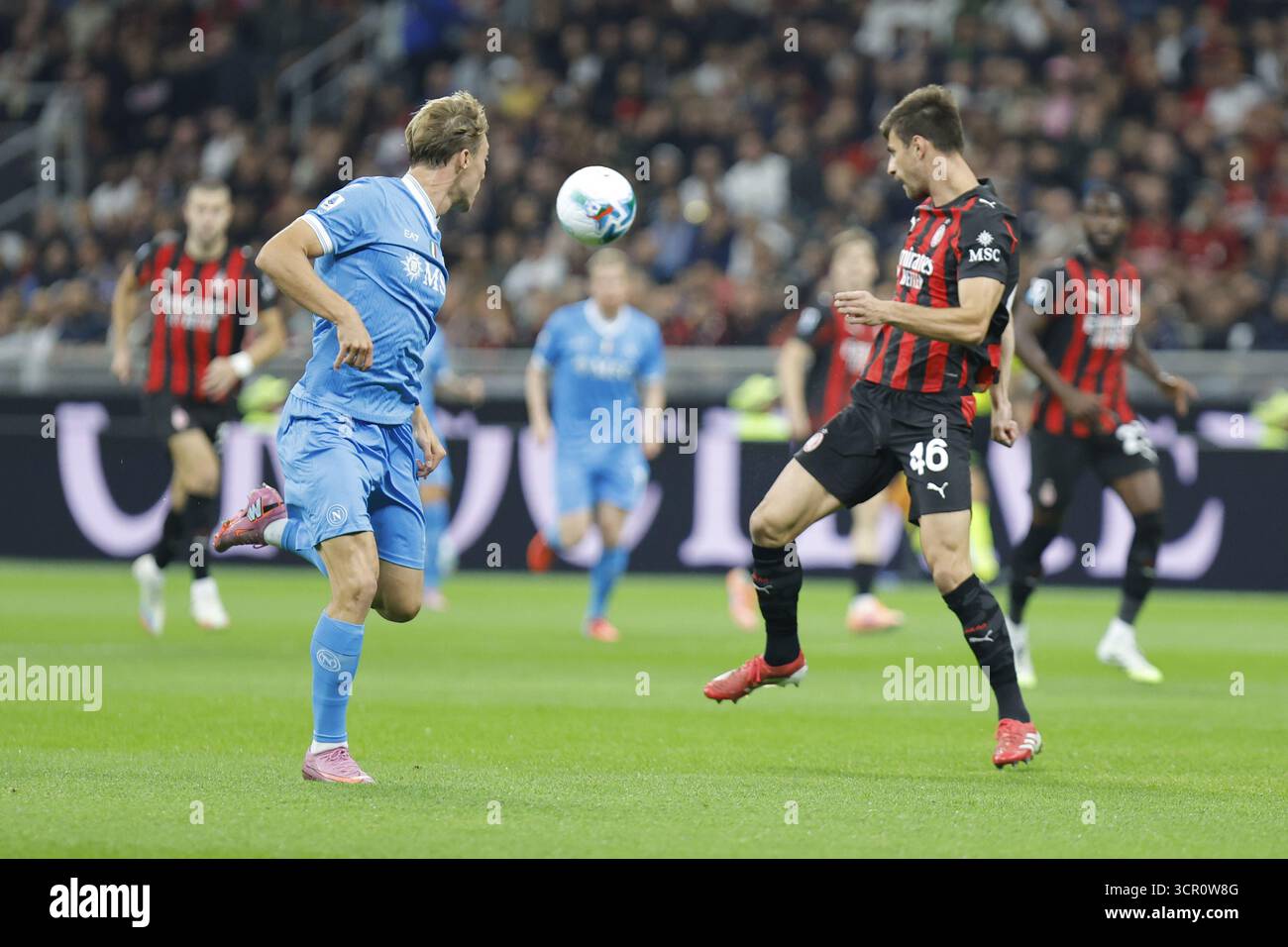 Mailand, Italien. September 2025. AC Mailand MATTEO GABBIA im Kampf gegen Napoli RASMUS HOJLUND während der italienischen Serie A Enilive Fußball-Meisterschaft Fußball Spiel zwischen AC Mailand und SSC Napoli im San Siro Stadion am 28. September 2025, Mailand, Italien Credit: Independent Photo Agency/Alamy Live News Stockfoto
