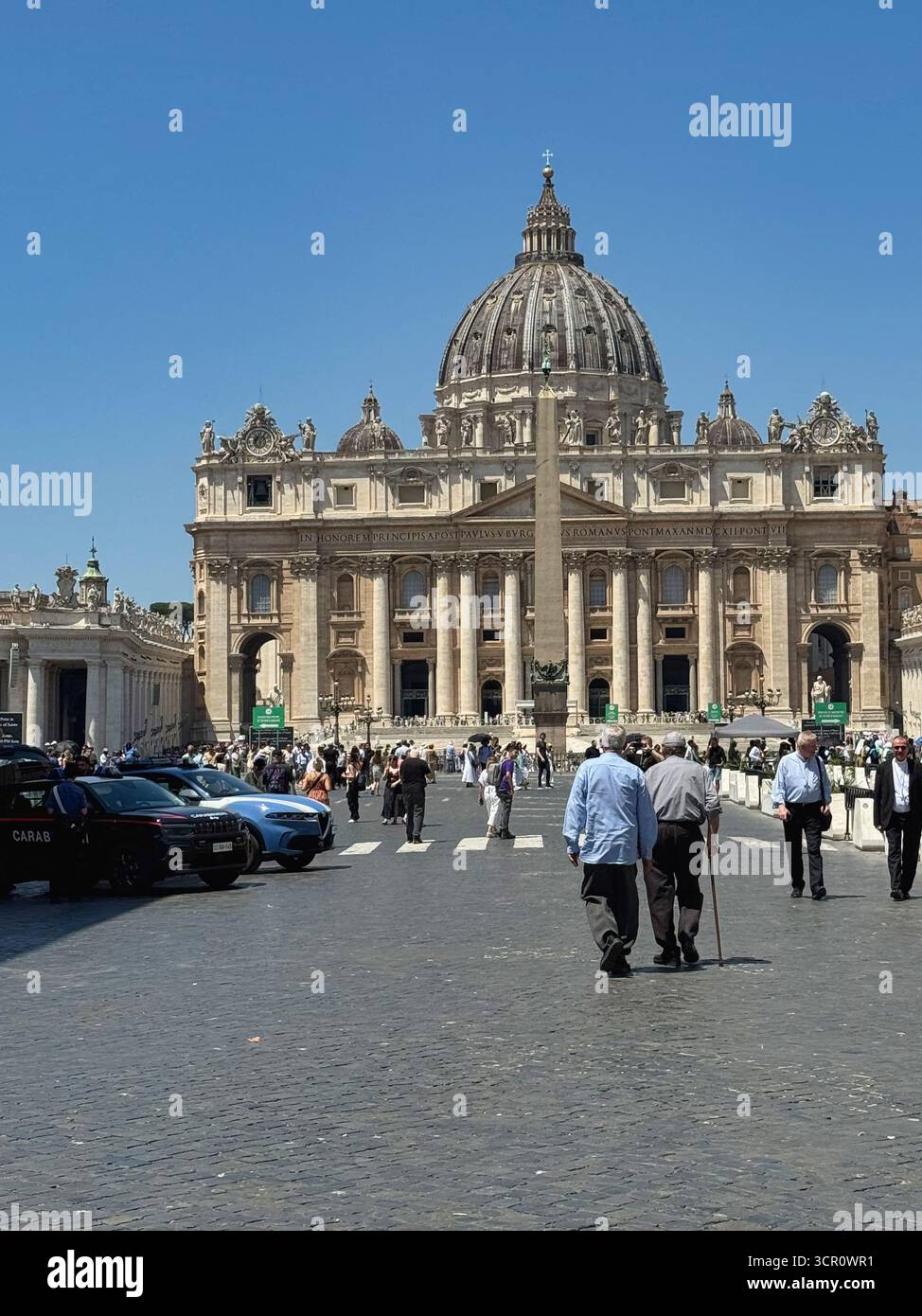 Petersdom Vatikanplatz mit Touristen und Pilgern, die an sonnigen Tagen in Rom, Italien, spazieren gehen Stockfoto