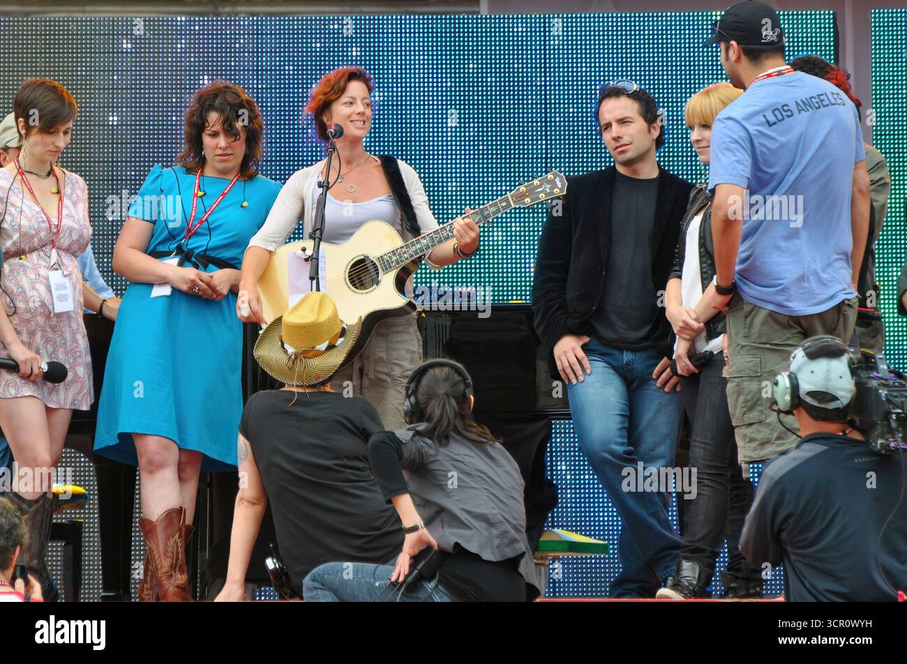 Ottawa, Kanada – 30. Juni 2009: Sarah McLachlan probt für ihre Vorstellung am Canada Day, die am 1. Juli auf Parliament Hill stattfindet. Auf der rechten Seite steht ihr langjähriger Mitarbeiter Pierre Marchand und die Sängerin Marie-Mai, die ebenfalls auf der Rechnung stand. Stockfoto
