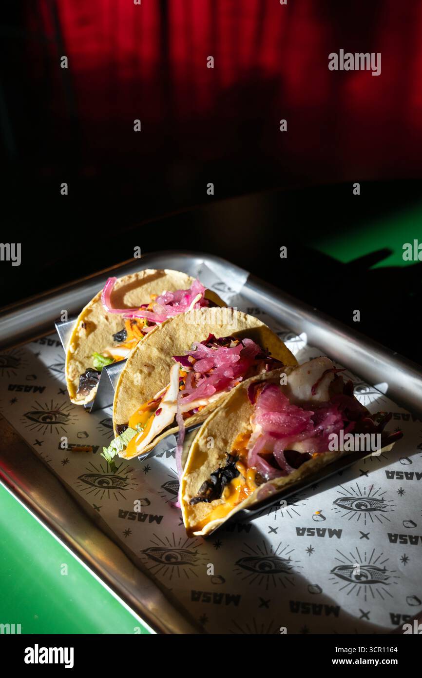 Porto Shroom Tacos von Masa Tacos in der Corner Corner Food Hall, Canada Water, London, England Stockfoto