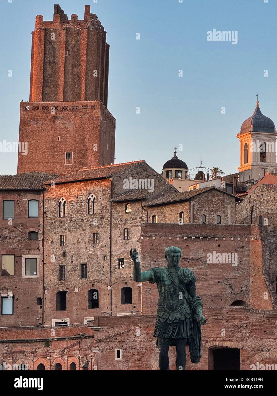 Antike römische Ruinen mit historischer Statue und alter Stadtarchitektur Stockfoto