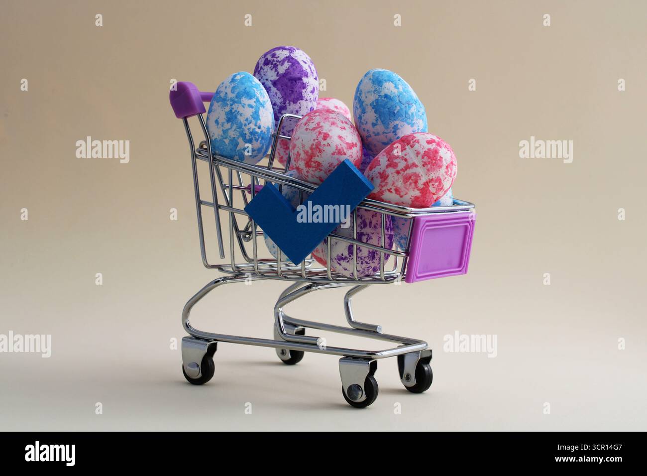 Vollständiger Warenkorb und Häkchen Stockfoto