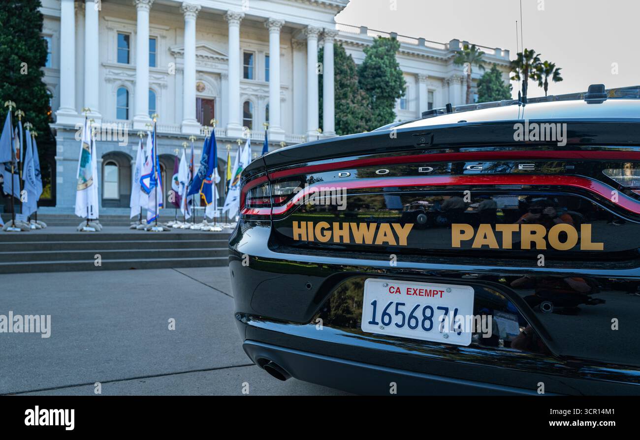 Ein California Highway Patrol Fahrzeug parkt am State Capitol mit Stammesflaggen auf dem jährlichen California Native American Day. Stockfoto