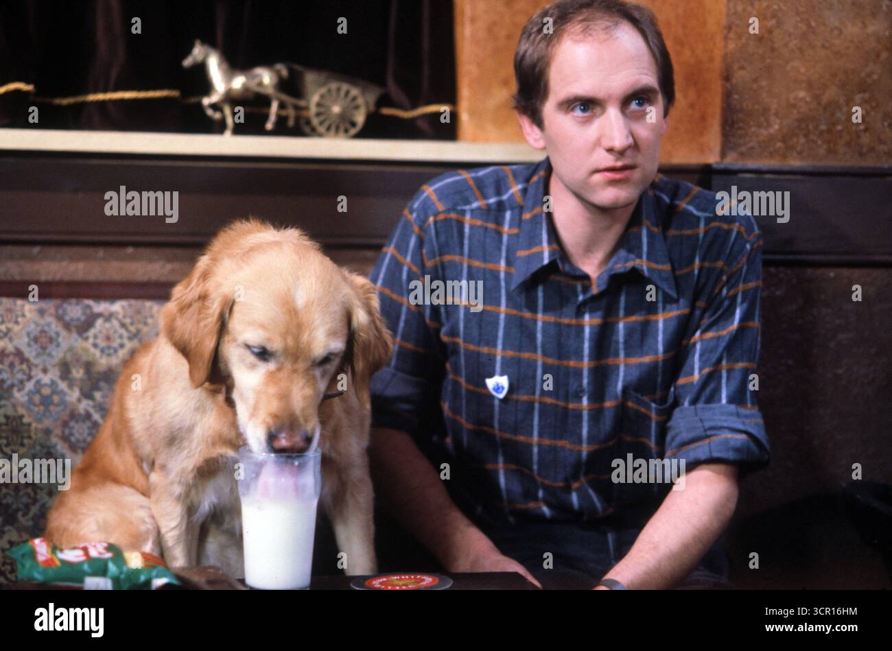 Simon Bräutigam und Goldie in der BBC-Werbung, bekannt als Lizenzgebühr – Promotional Film, erstmals am 20. Januar 1986 ausgestrahlt. BBC „Stars“ am Set warten darauf, dass sie gefilmt werden. London England 1985 1980er Jahre UK HOMER SYKES Stockfoto