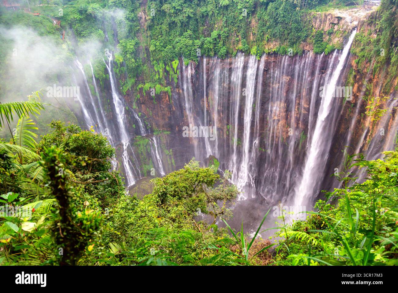 Luftdrohnenaufnahme des atemberaubenden Tumpak Sewu Wasserfalls, Ost-Java, Indonesien. Stockfoto