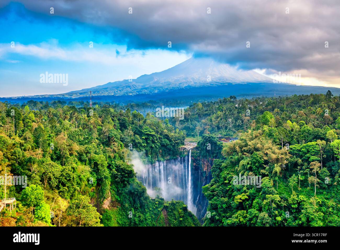 Drohnenaufnahme des Tumpak Sewu Wasserfalls und des Semeru Berges bei Sonnenaufgang in Ost-Java, Indonesien. Stockfoto