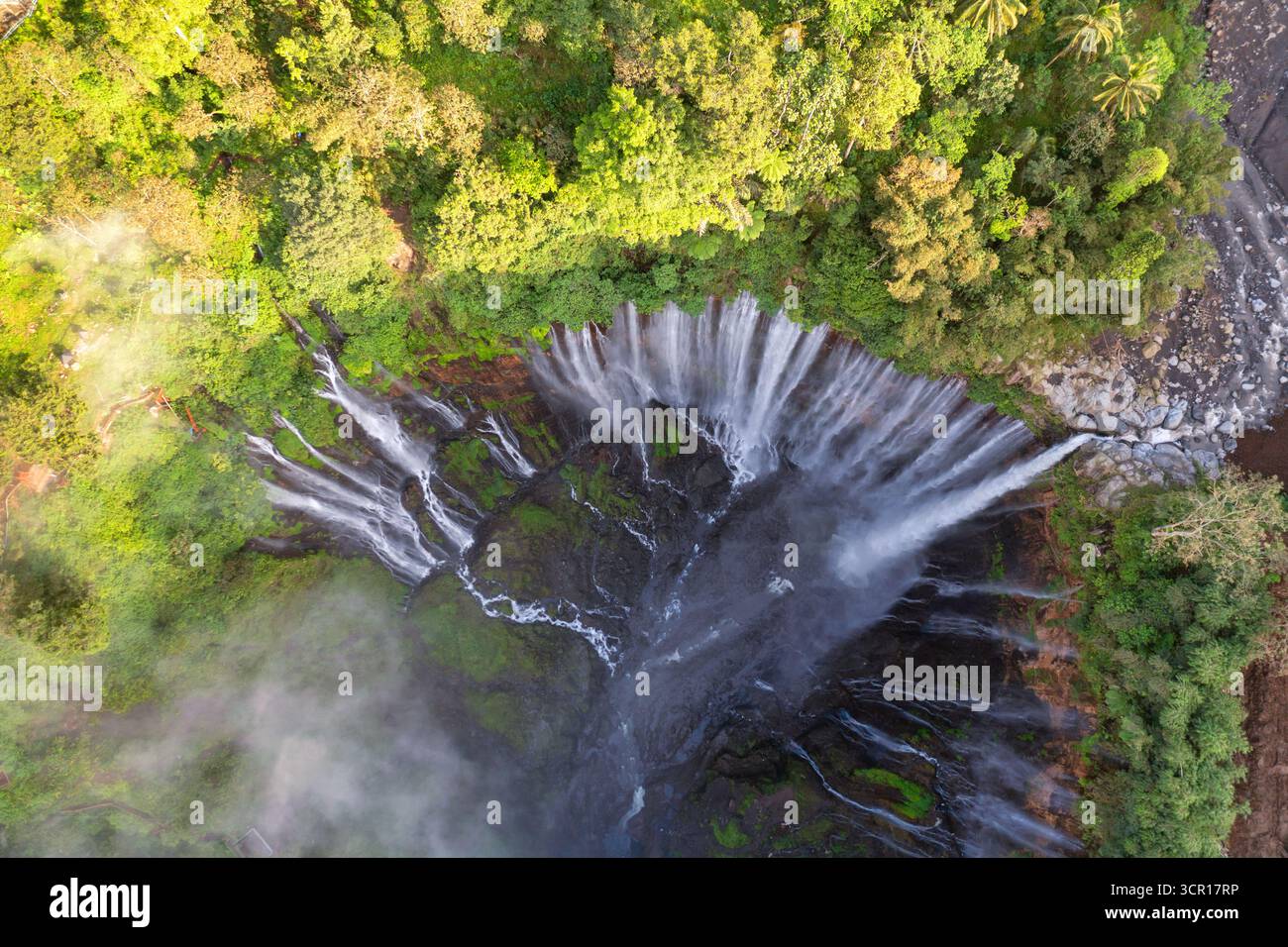 Luftdrohnenaufnahme des atemberaubenden Tumpak Sewu Wasserfalls, Ost-Java, Indonesien. Stockfoto