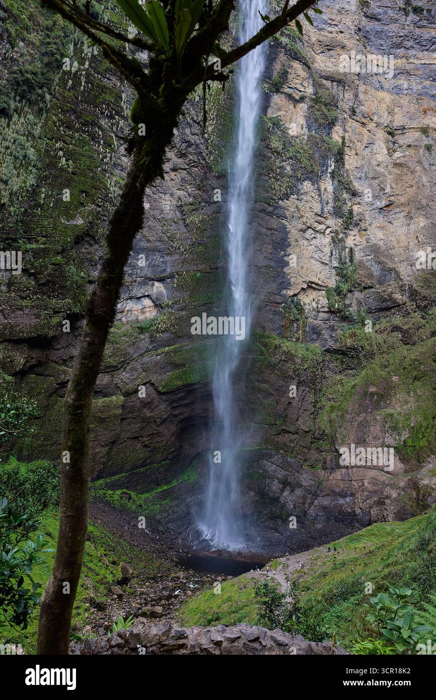 Gocta Wasserfälle, einer der höchsten Wasserfälle der Welt, in der Amazonas-Region im Norden Perus. Umgeben von üppigem Nebelwald. Stockfoto