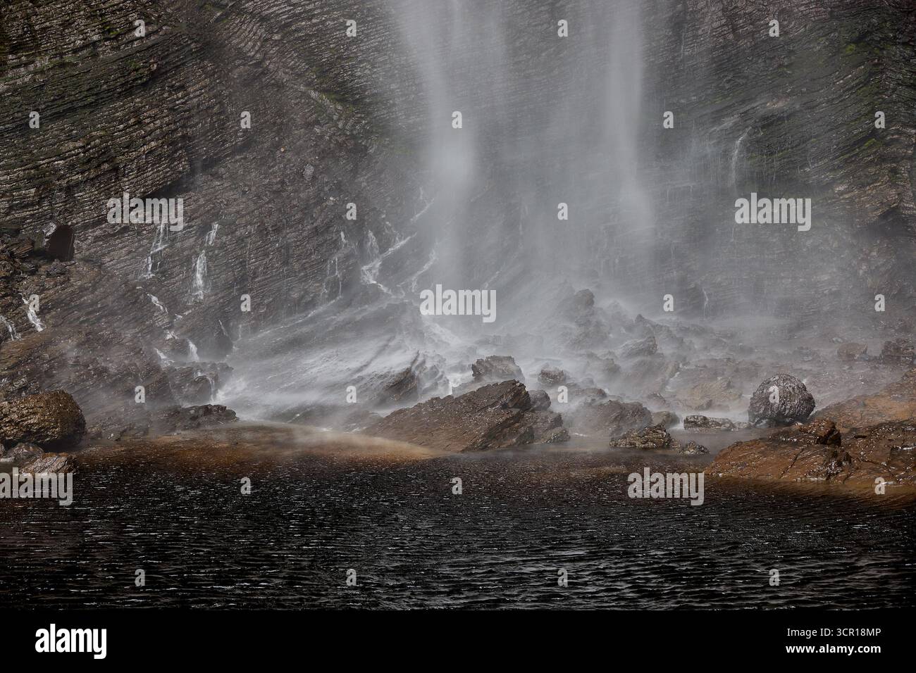 Gocta Wasserfälle, einer der höchsten Wasserfälle der Welt, in der Amazonas-Region im Norden Perus. Umgeben von üppigem Nebelwald. Stockfoto