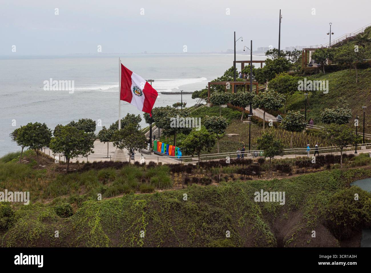Peruanische Flagge an der Küste Stockfoto