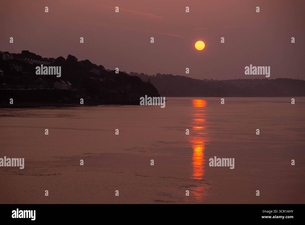 COBH, IRLAND - 15. August 2025: Cobh ist eine historische Hafenstadt, die für ihre farbenfrohen Gebäude, den Kreuzfahrtterminal und als letzter Anlaufhafen bekannt ist Stockfoto