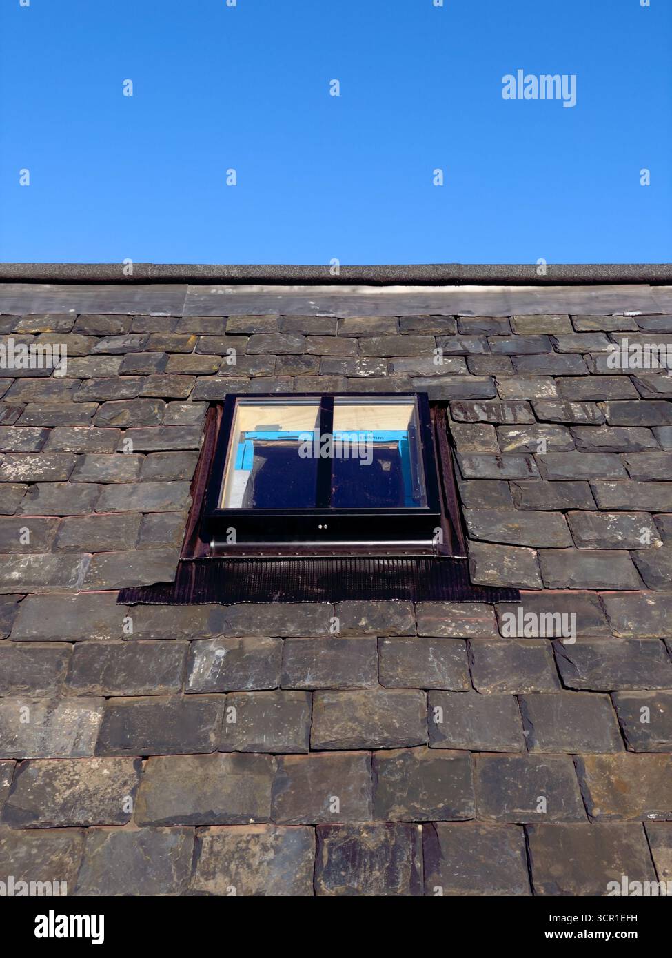 Das kommunale Dach repariert ein Gebäude in Edinburgh, installiert ein neues Oberlicht und saniert - Smartphone-aufgenommenes Stockfoto