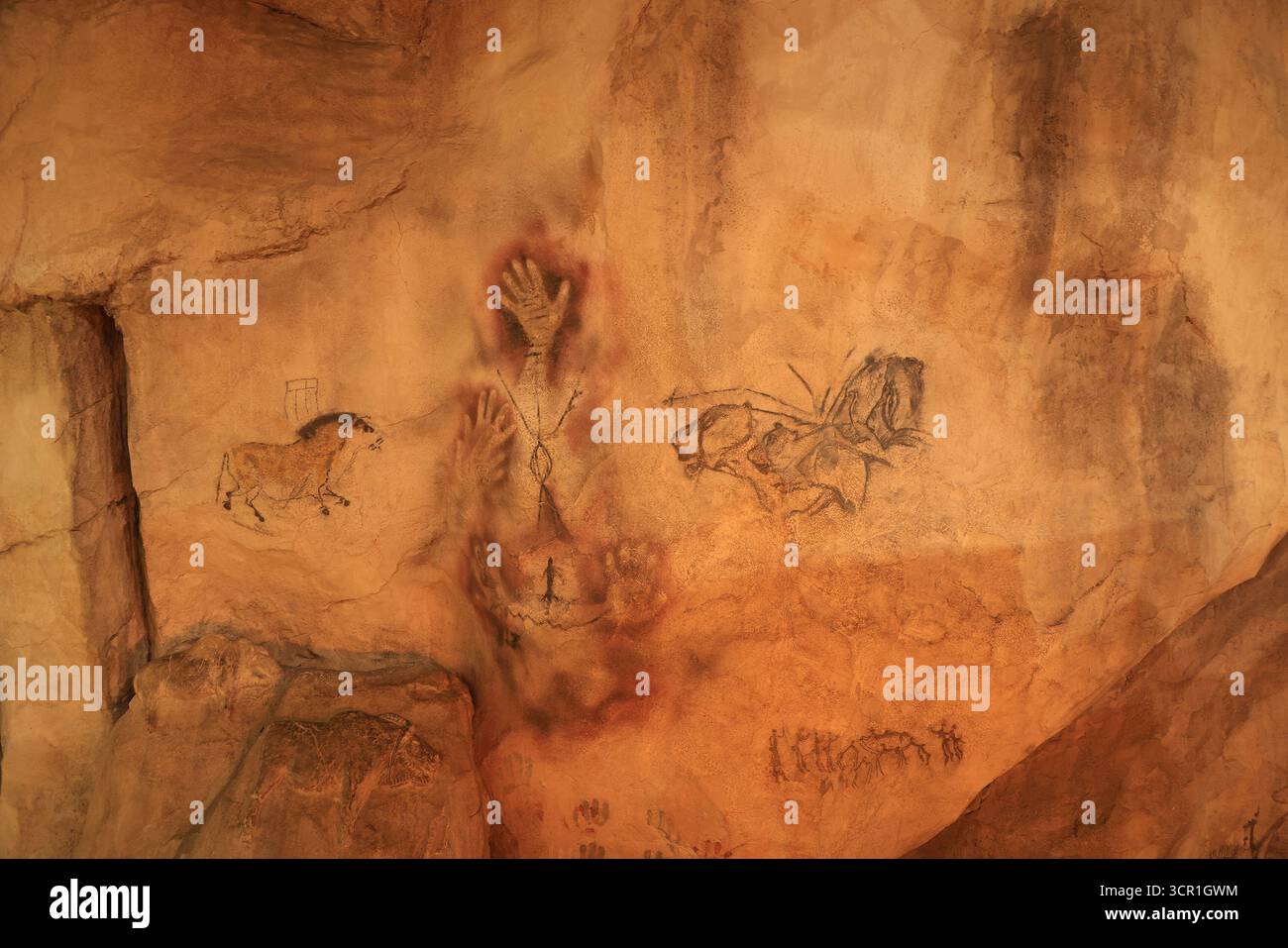 Prähistorische Höhlengemälde auf orangefarbenem Hintergrund Stockfoto