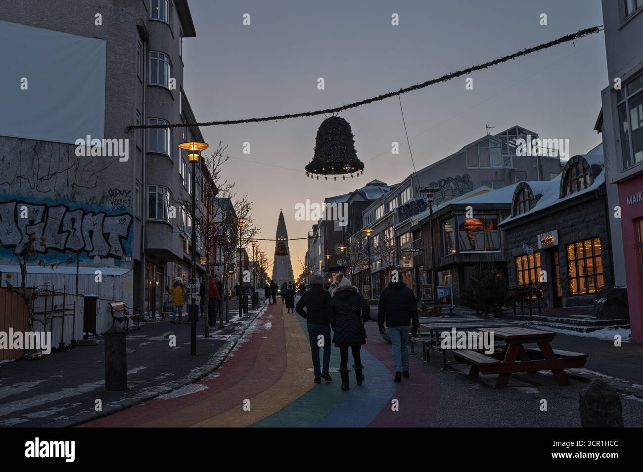 Die Skólavörðustígur-Straße im Stadtzentrum von Reykjavík ist eine farbenfrohe „Regenbogenstraße“ mit Cafés, Galerien, Boutiquen und Hallgrímskirkja Stockfoto