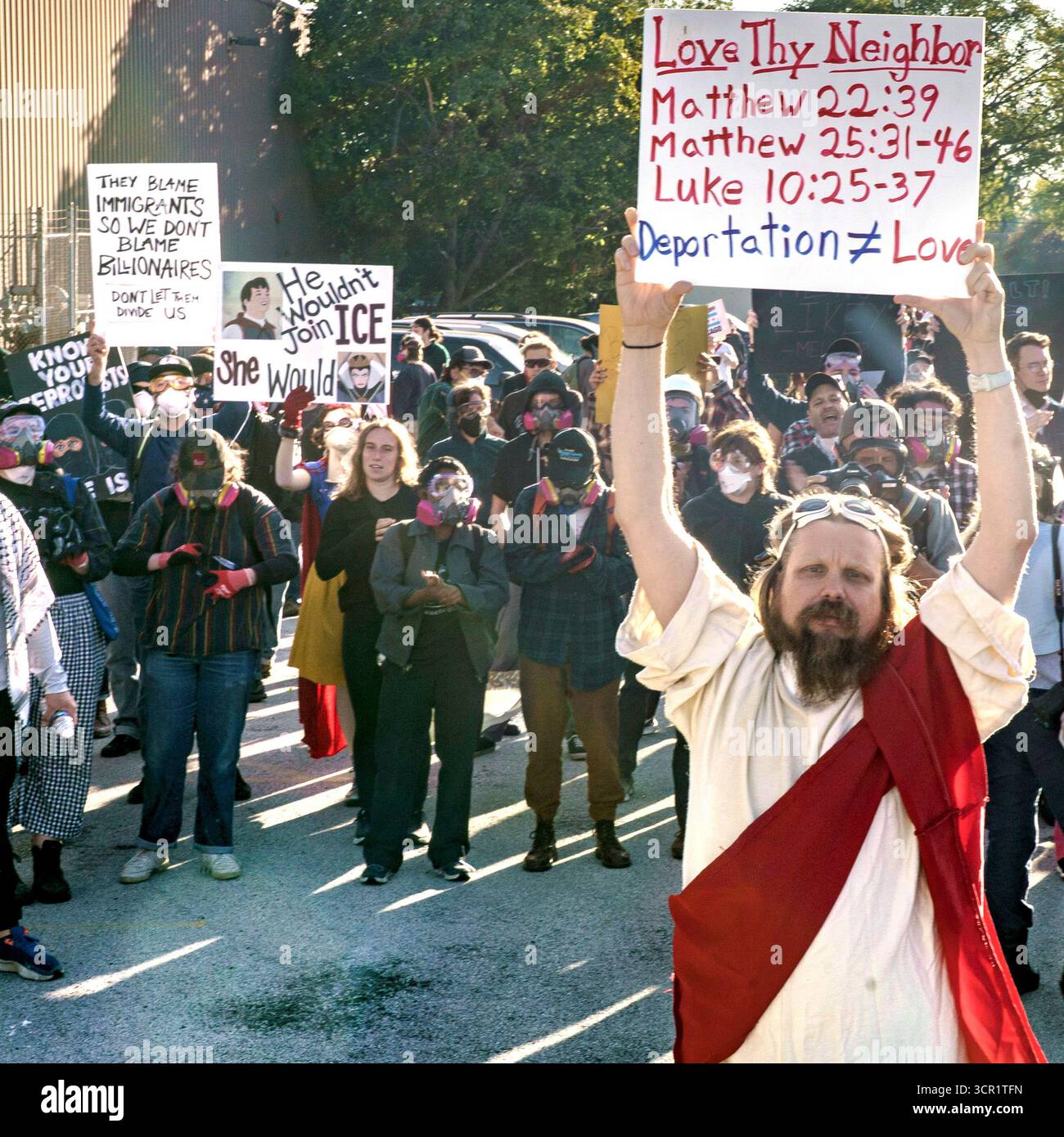 Broadview, Illinois, USA. September 2025. ERIK, ein Demonstrant, verkleidet als Jesus, hält während eines friedlichen Protestes vor der Broadview EISGEFÄNGNIS während der Operation Midway Blitz in Chicagoland ein Schild mit der Aufschrift „Love Thy Neighbor“ und „Deportation ‚â† Love“ hoch (Foto: © Chris Riha/ZUMA Press Wire). Nicht für kommerzielle ZWECKE! Stockfoto