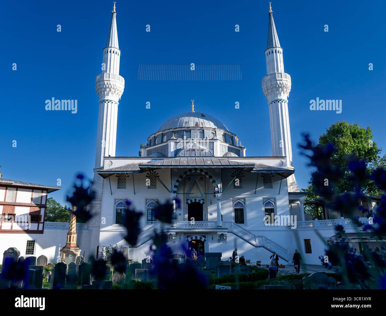 Blick auf die Şehitlik Şehitlik-Moschee in Berlin Tempelhof, erbaut auf dem türkischen Friedhof und bekannt für ihre osmanische Architektur. Stockfoto