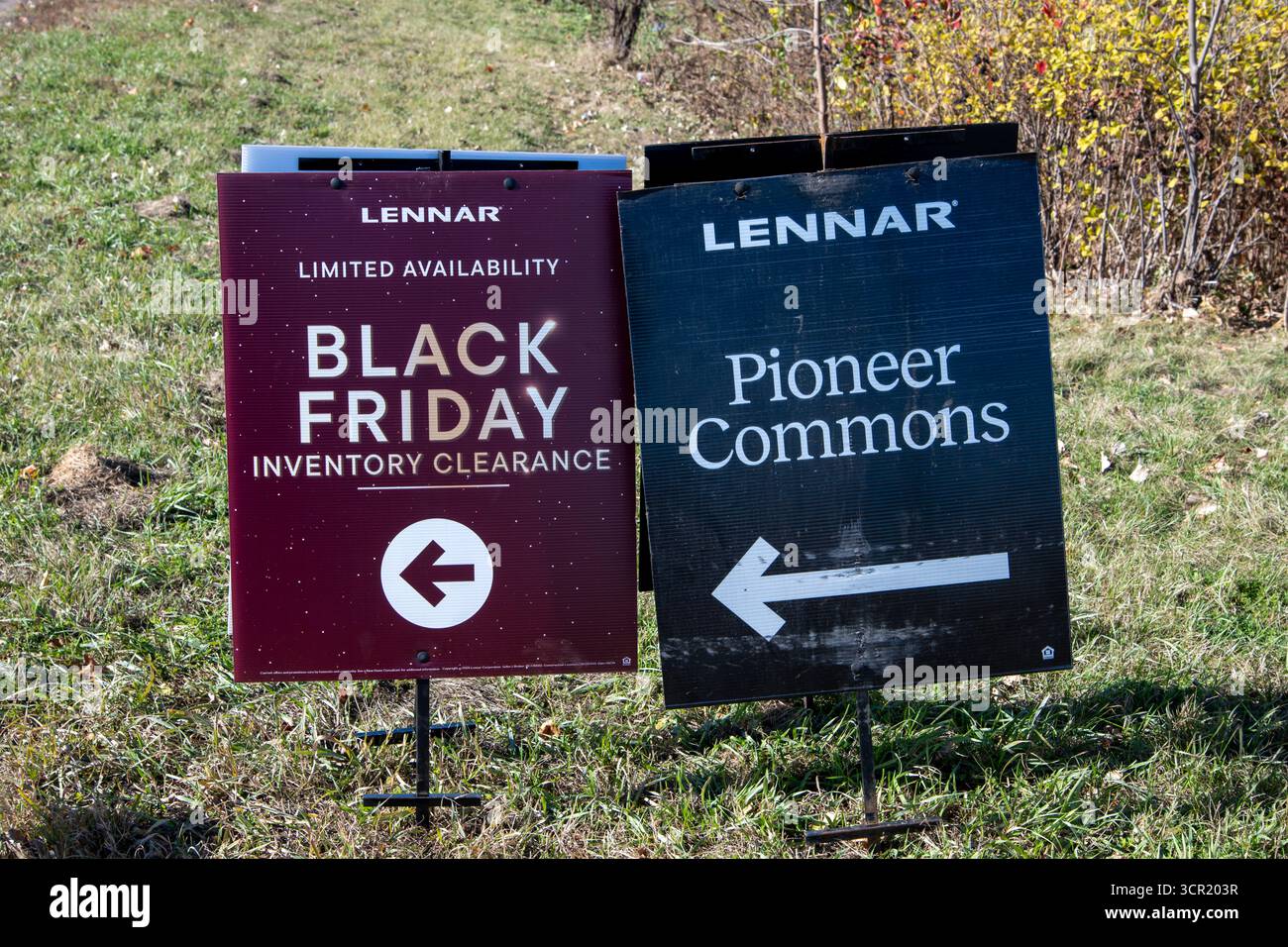 Little Canada, Minnesota. Black Friday-Angebot für neu gebaute Stadthäuser mit Angeboten für ausgewählte Wohnhäuser. Stockfoto