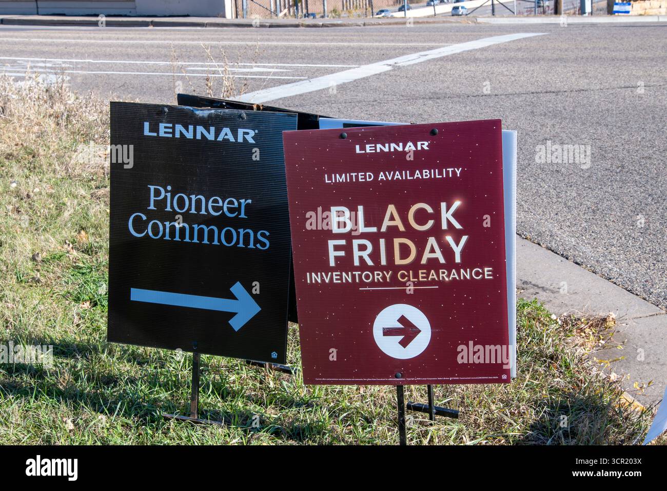 Little Canada, Minnesota. Black Friday-Angebot für neu gebaute Stadthäuser mit Angeboten für ausgewählte Wohnhäuser. Stockfoto
